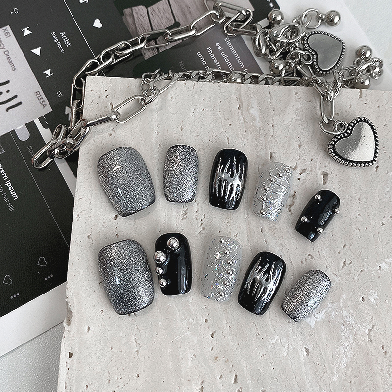 Resin Art And Deco - 10 ชิ้น เล็บปลอมทรงสั้นทรงเหลี่ยม สีเงินกลิตเตอร์ ลายตาแมว พร้อมหมุดโลหะสีดำ
